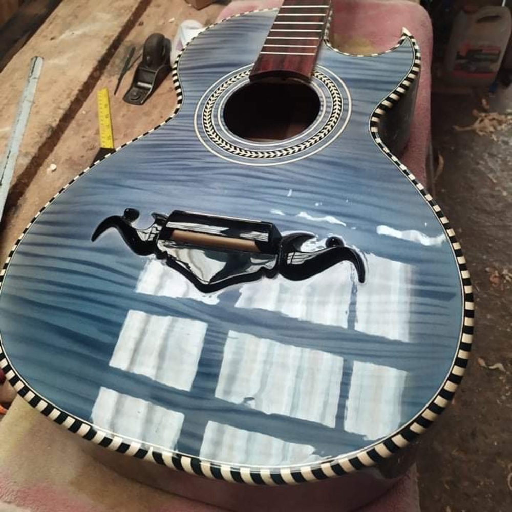 Bajo quinto de palo escrito tapa de pinavete